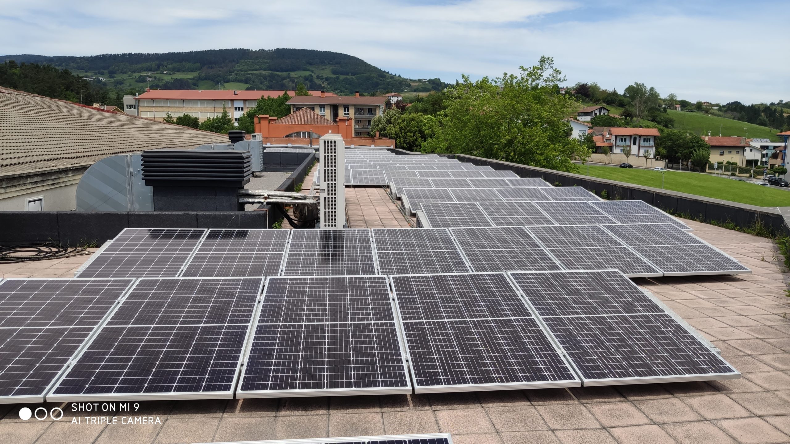 Instalación fotovoltaica de 25 kW para autoconsumo en polideportivo de